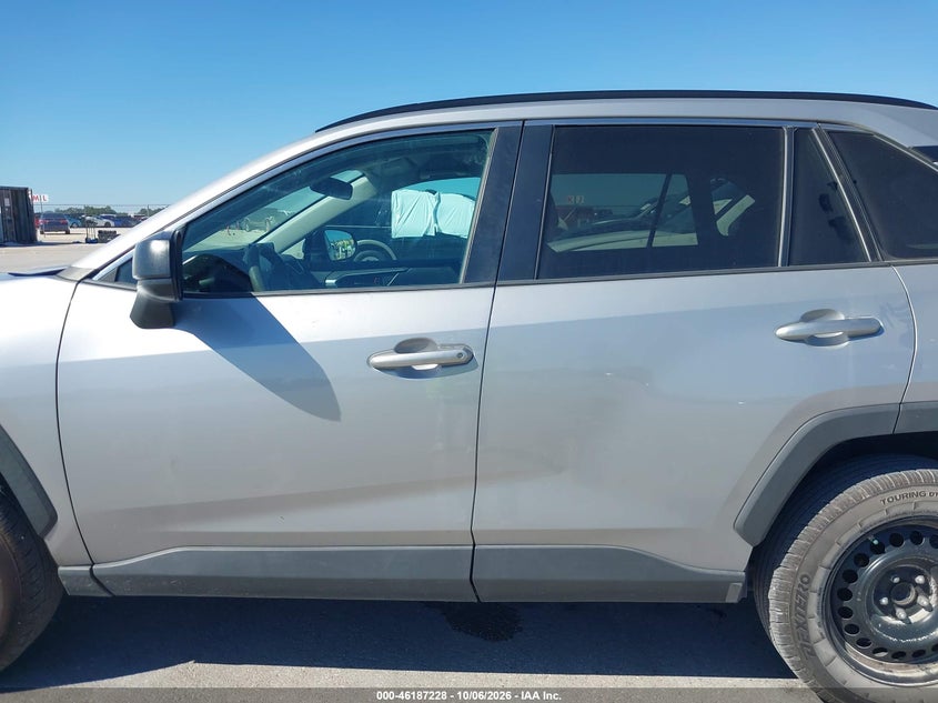 2020 TOYOTA RAV4 LE · Фото 15