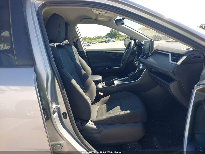 2020 TOYOTA RAV4 LE · Фото 5