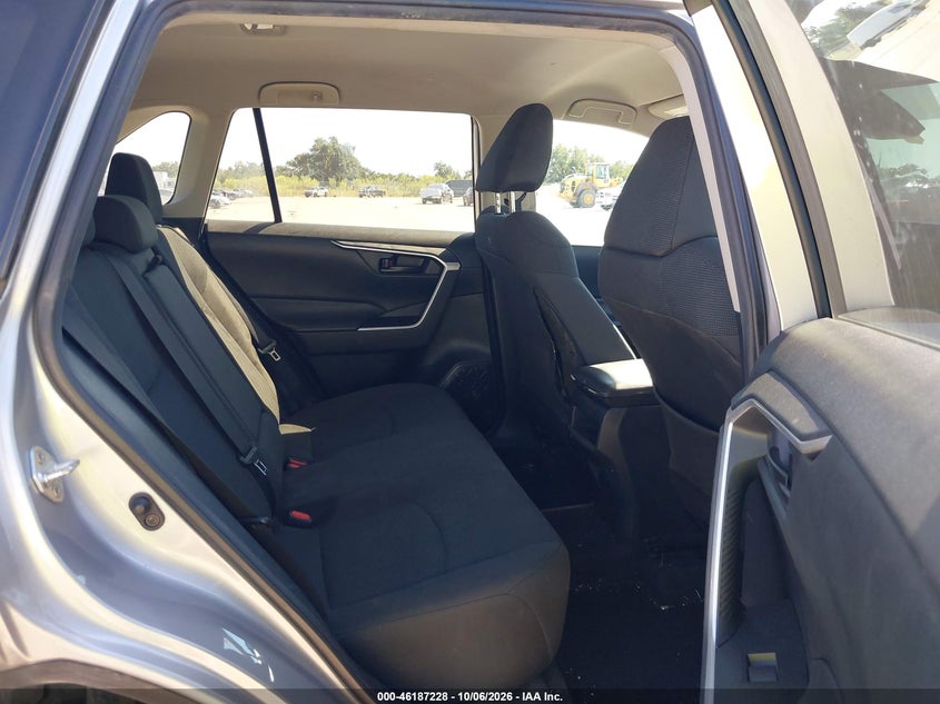 2020 TOYOTA RAV4 LE · Фото 8
