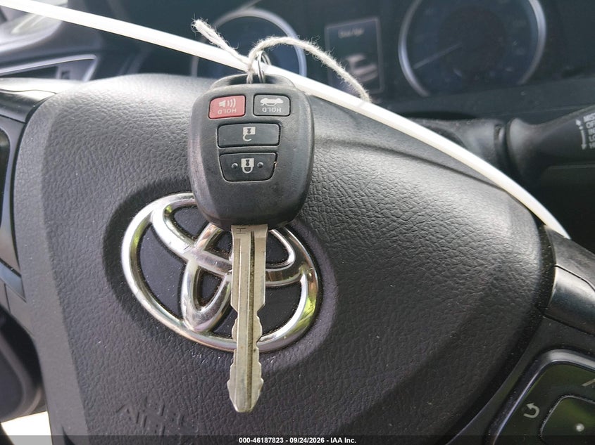 TOYOTA CAMRY - zdjęcie 11