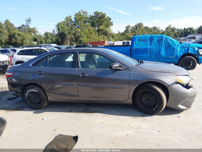 TOYOTA CAMRY - zdjęcie 14