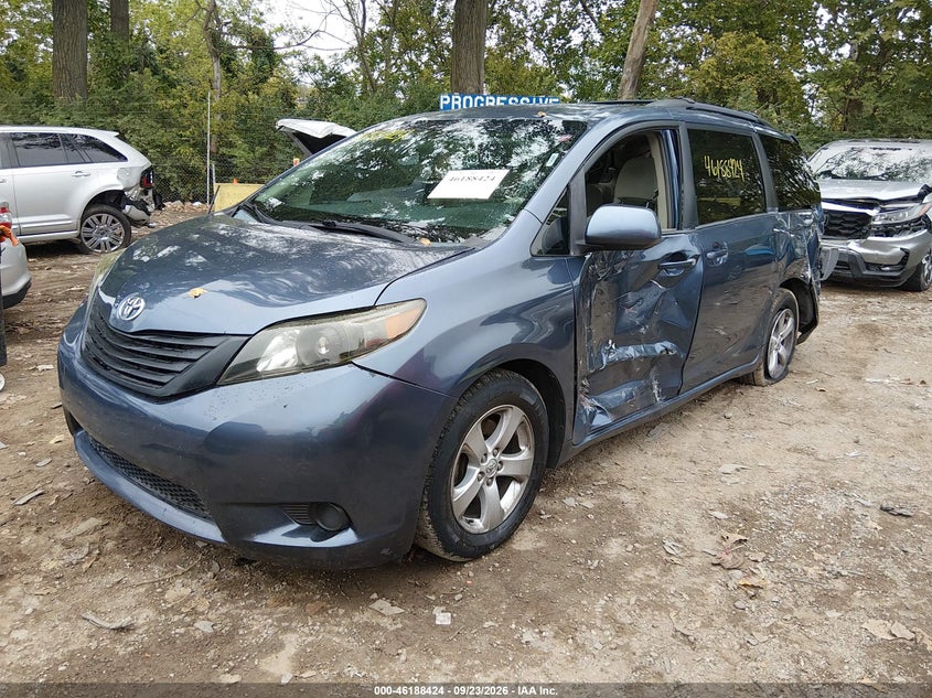 2013 Toyota Sienna Le V6 8 Passenger, Удар сзади, IAAI, VIN 5TDKK3DC4DS330445 — фото 2