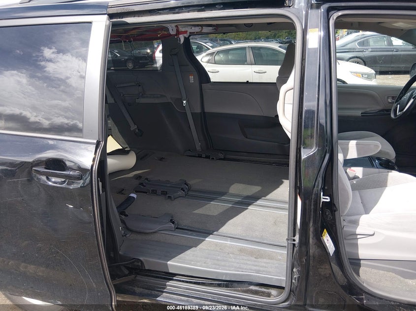 TOYOTA SIENNA - zdjęcie 8