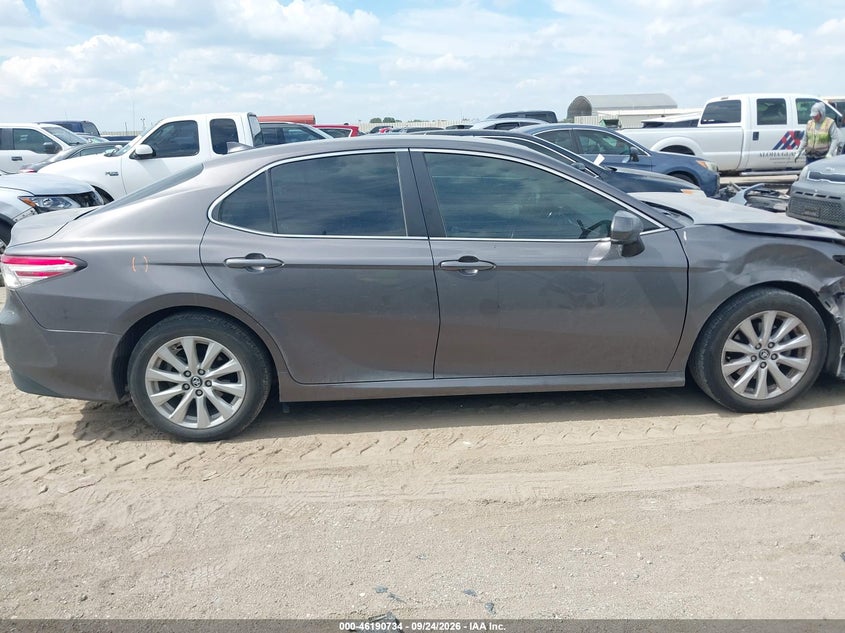 TOYOTA CAMRY - zdjęcie 13