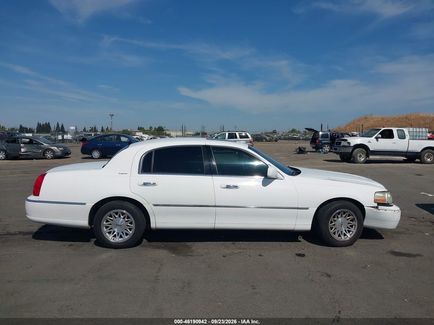 LINCOLN TOWN CAR 2003 VIN 1LNHM82W63Y605617