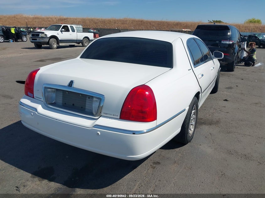LINCOLN TOWN CAR 2003 VIN 1LNHM82W63Y605617