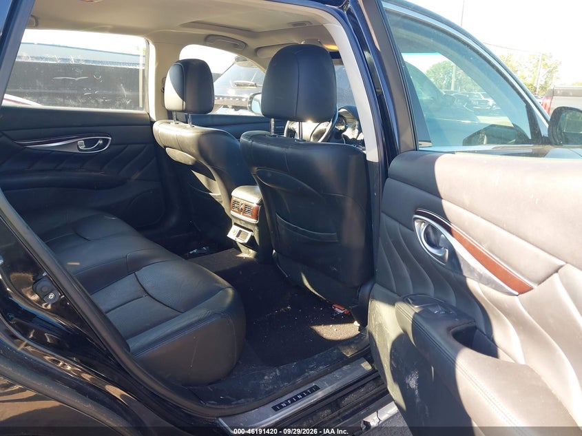 Infiniti Q70L - фото 8