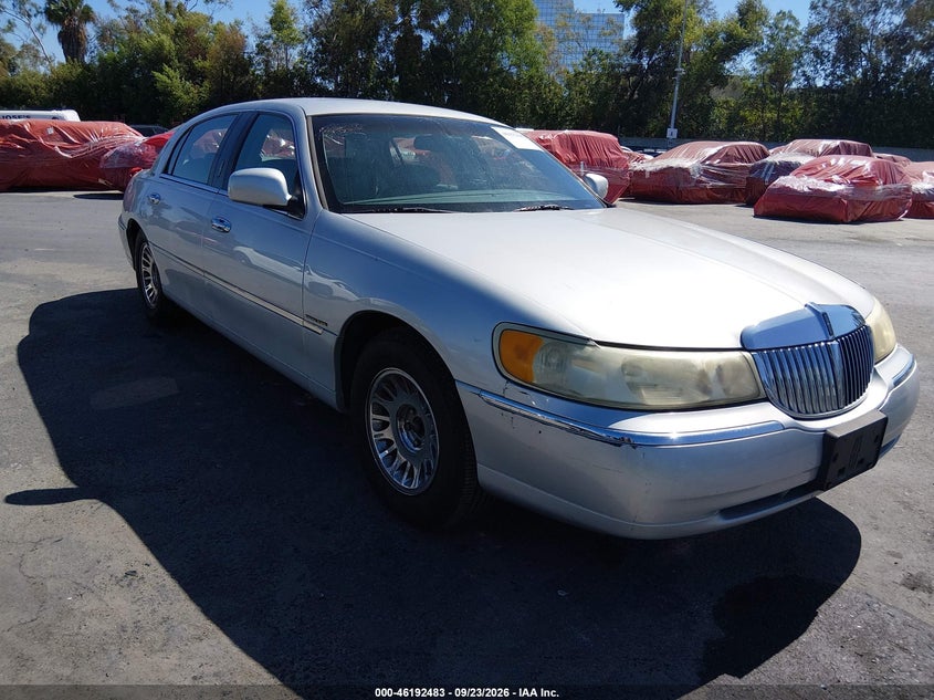 LINCOLN TOWN CAR 2001 VIN 1LNHM85W51Y707158