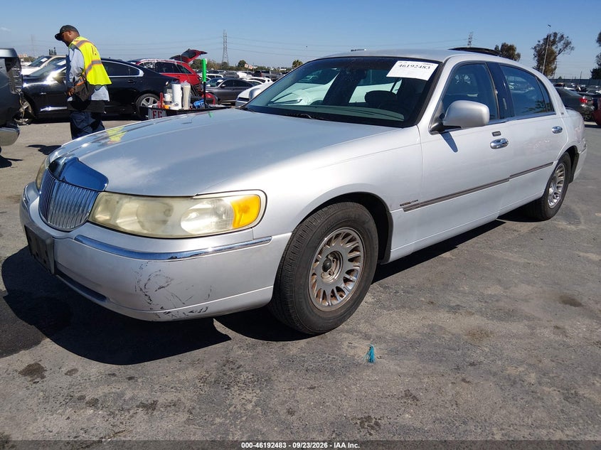 LINCOLN TOWN CAR 2001 VIN 1LNHM85W51Y707158