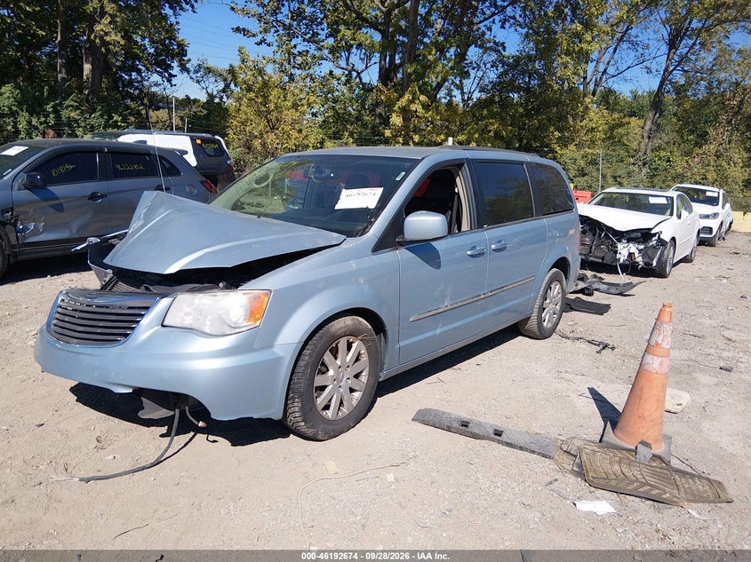 2013 Chrysler Town & Country Touring, Right Front, IAAI, VIN 2C4RC1BG8DR670017 — photo 2