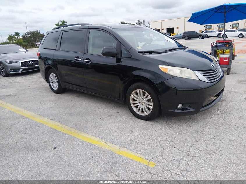 2015 TOYOTA SIENNA XLE/XLE 8 PASSENGER