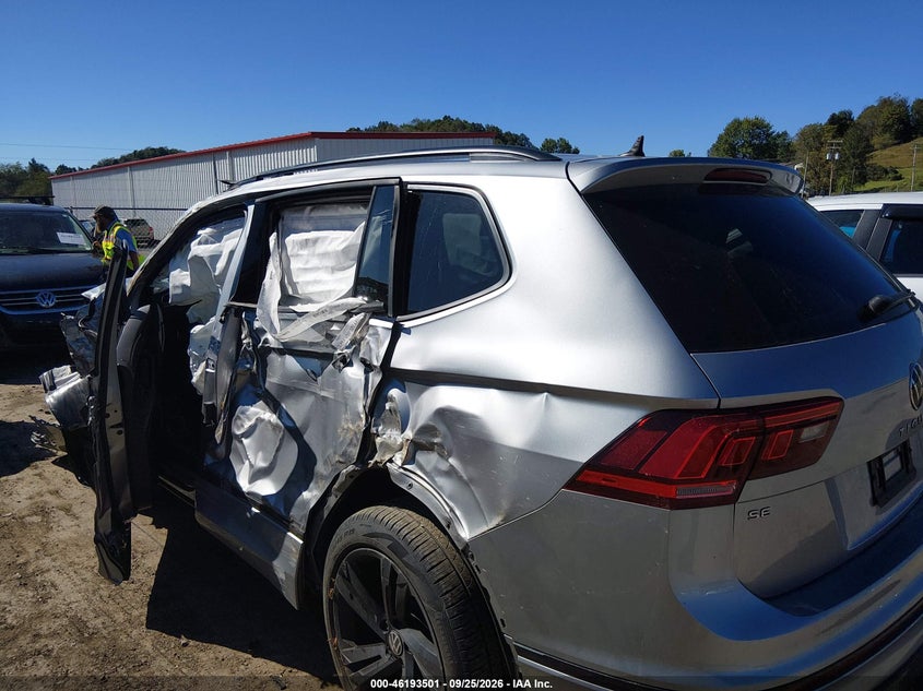 Vin: 3vv8b7ax4pm015823, lot: 46693385, volkswagen tiguan 2.0t se r-line black 20233