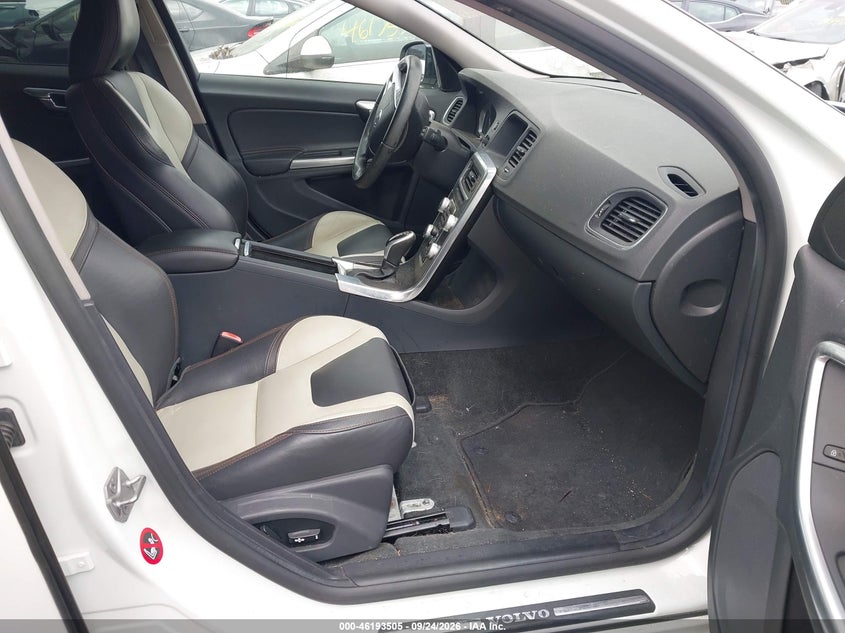 2016 VOLVO V60 CROSS COUNTRY T5 · Фото 5