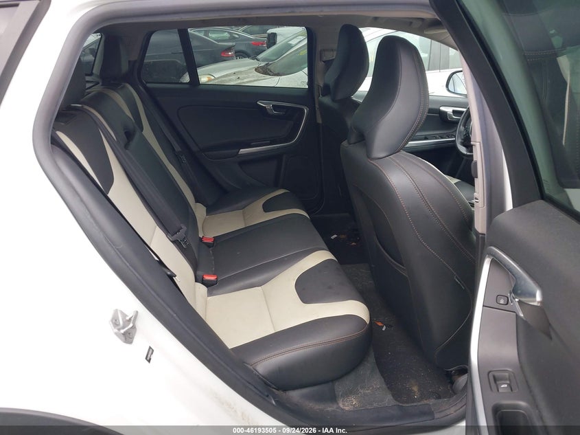 2016 VOLVO V60 CROSS COUNTRY T5 · Фото 8
