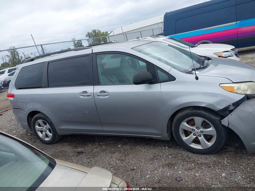 2012 TOYOTA SIENNA LE V6 8 PASSENGER · Фото 13