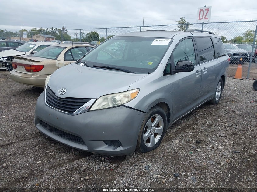 2012 TOYOTA SIENNA LE V6 8 PASSENGER · Фото 2