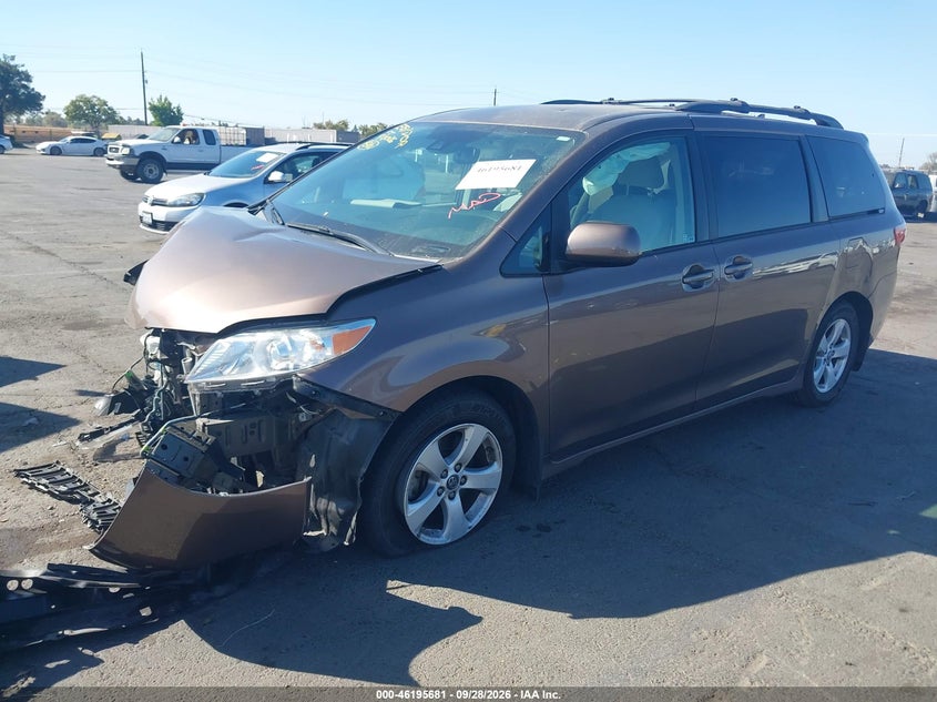 Toyota Sienna - фото 2