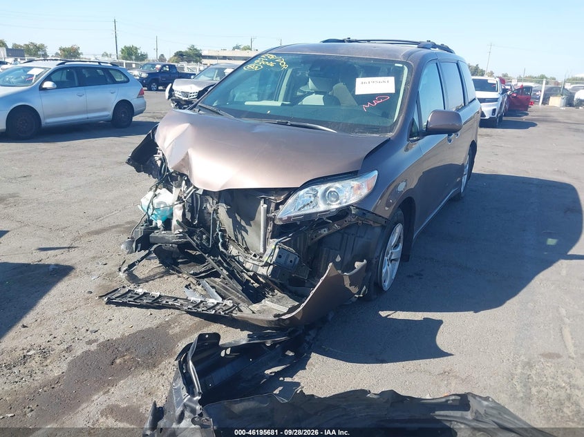 Toyota Sienna - фото 6