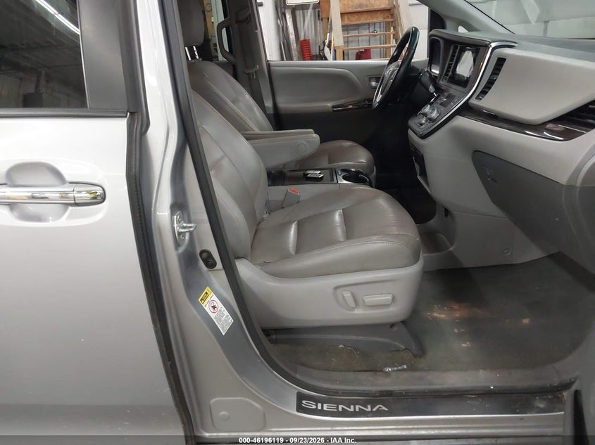 TOYOTA SIENNA - zdjęcie 5