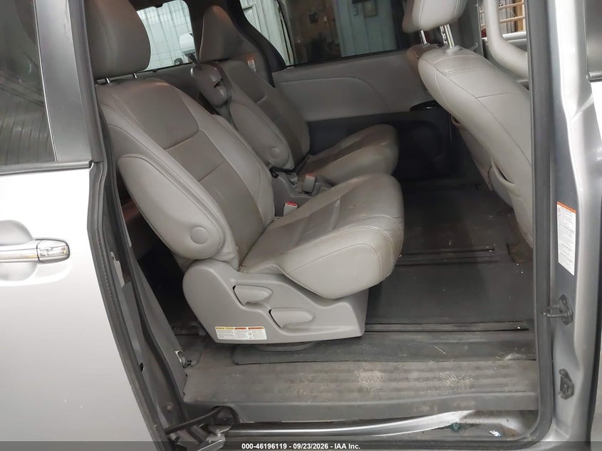 TOYOTA SIENNA - zdjęcie 8