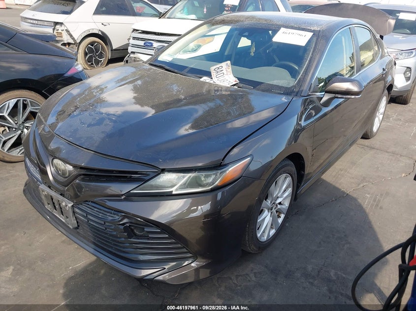 2018 Toyota Camry Le, Перёд и зад, IAAI, VIN JTNB11HK4J3044418 — фото 2