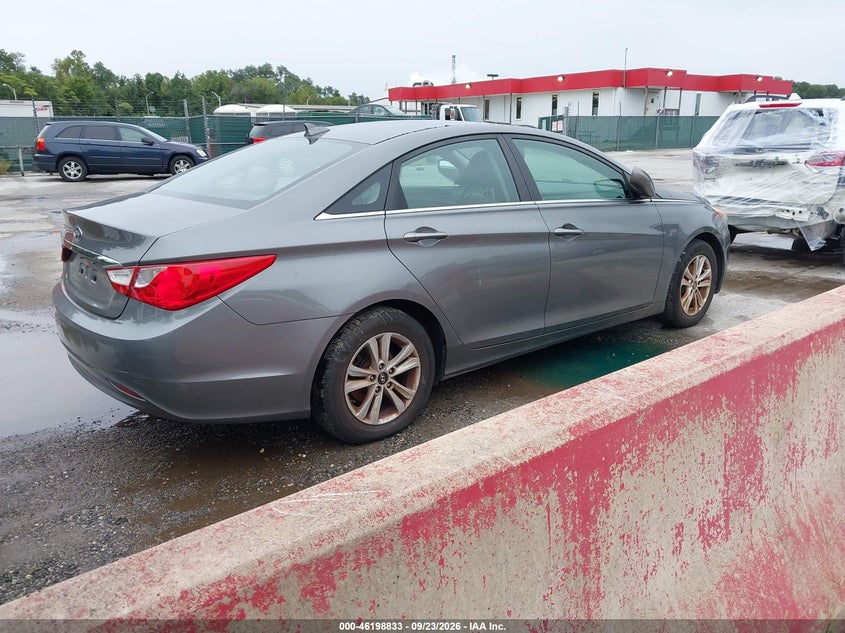 2013 HYUNDAI SONATA GLS · Photo 4