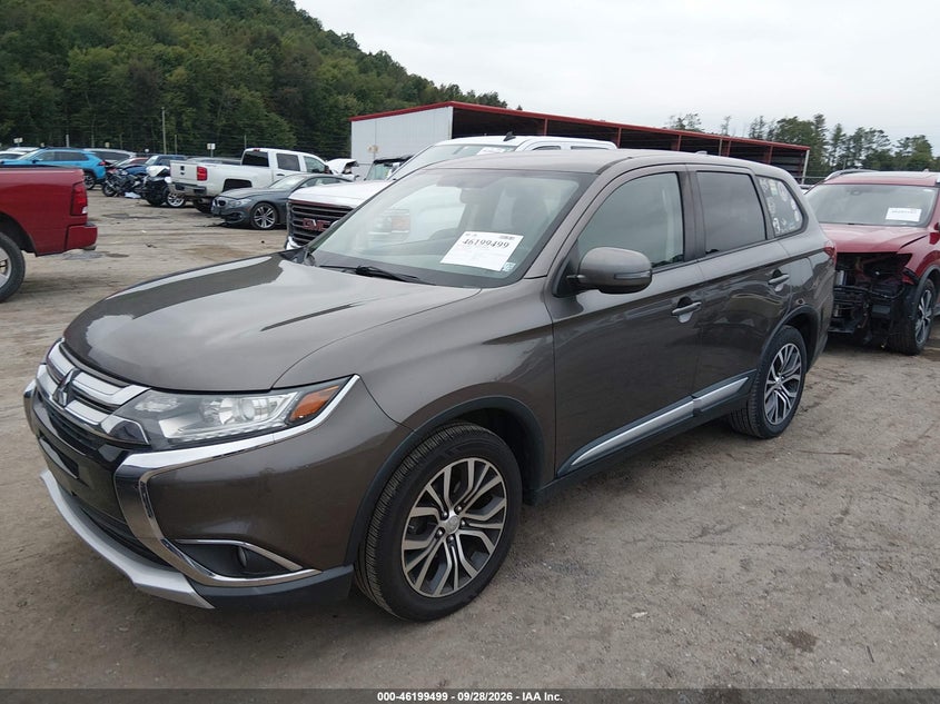 2017 Mitsubishi Outlander Se/Sel, Right Front, IAAI, VIN JA4AZ3A39HZ016042 — photo 2