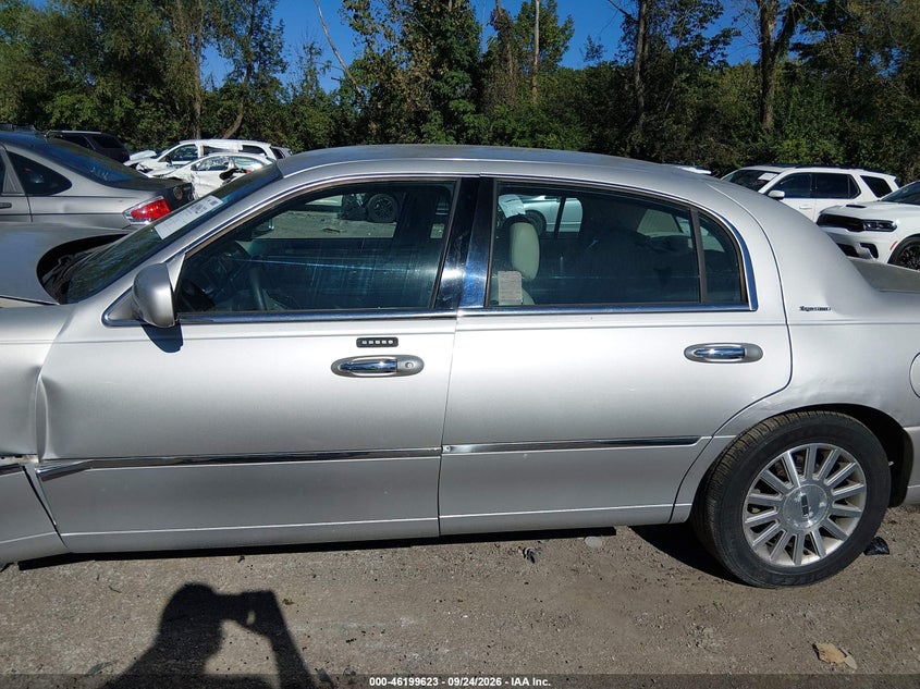 LINCOLN TOWN CAR 2003 VIN 1LNHM82W13Y642669