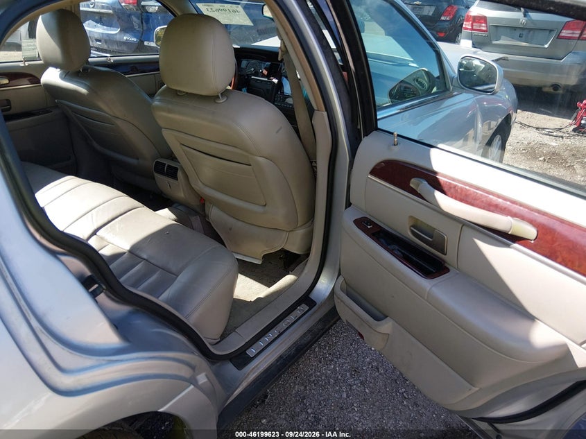 LINCOLN TOWN CAR 2003 VIN 1LNHM82W13Y642669
