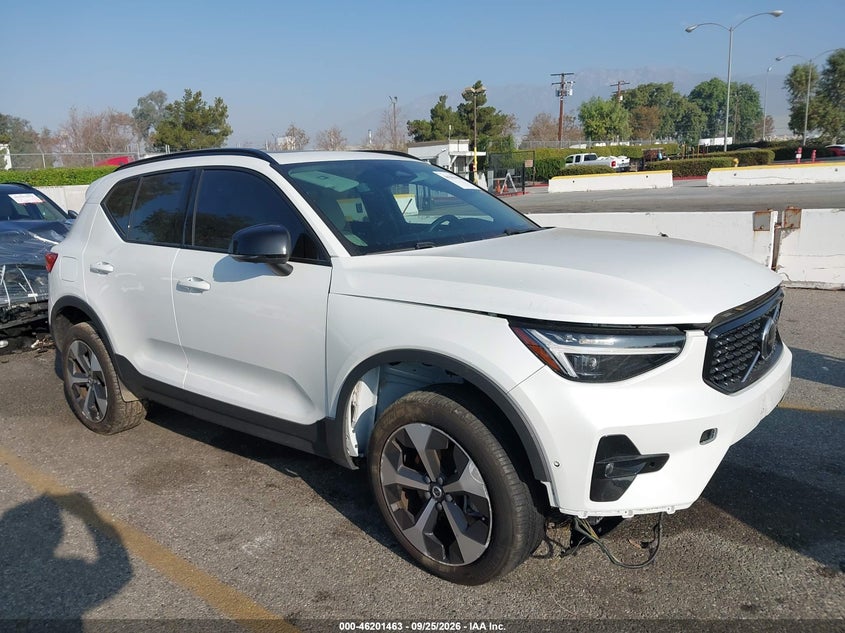 Vin: yv4l12uc8s2518856, lot: 46701375, volvo xc40 b5 plus dark theme 2025 img_1