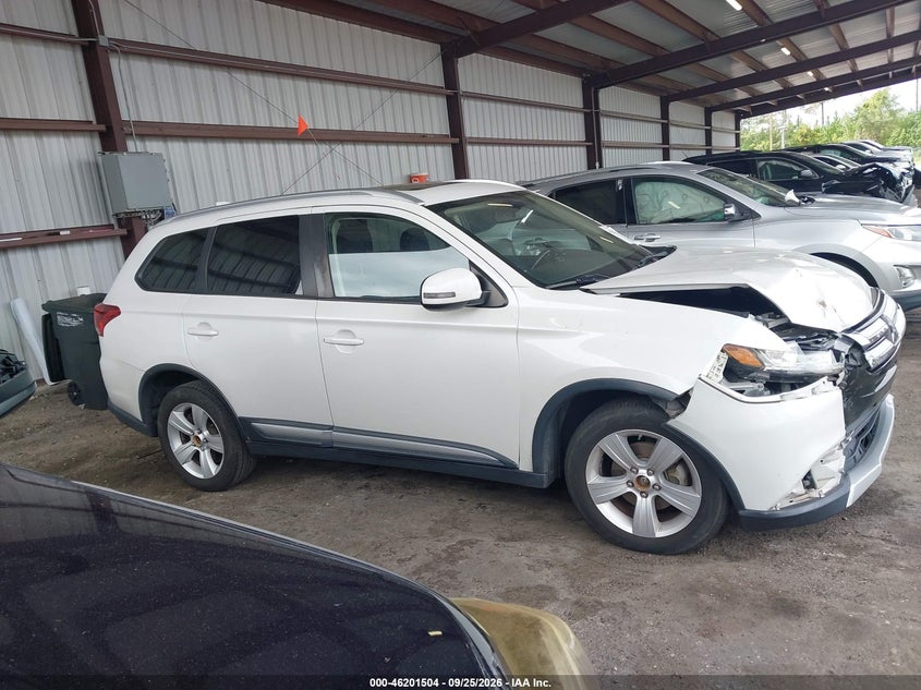 2017 MITSUBISHI OUTLANDER SE/SEL · Photo 13