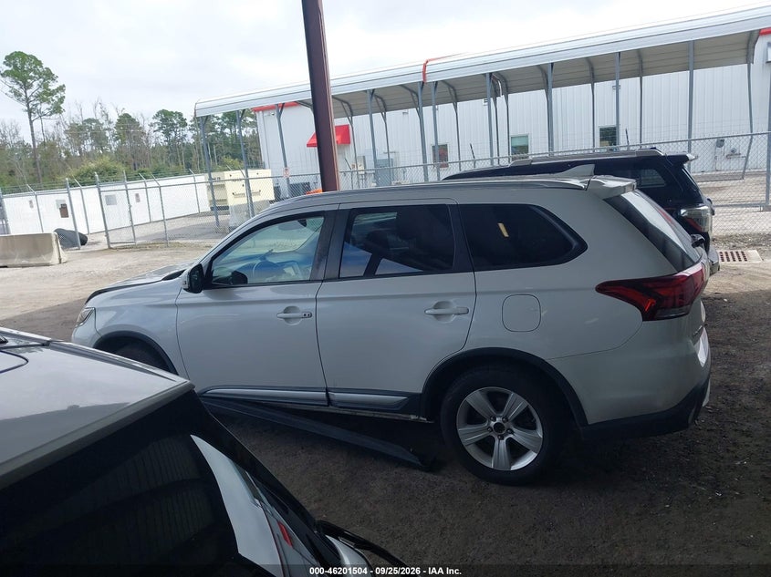 2017 MITSUBISHI OUTLANDER SE/SEL · Photo 14