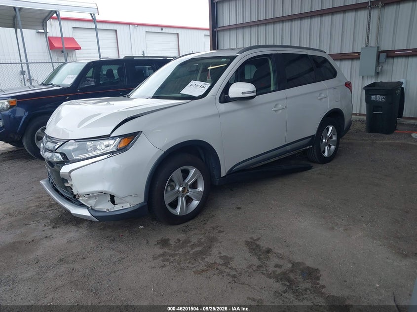 2017 MITSUBISHI OUTLANDER SE/SEL · Photo 2