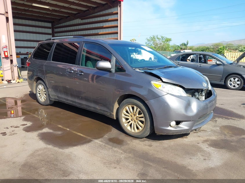 2015 TOYOTA SIENNA XLE 8 PASSENGER
