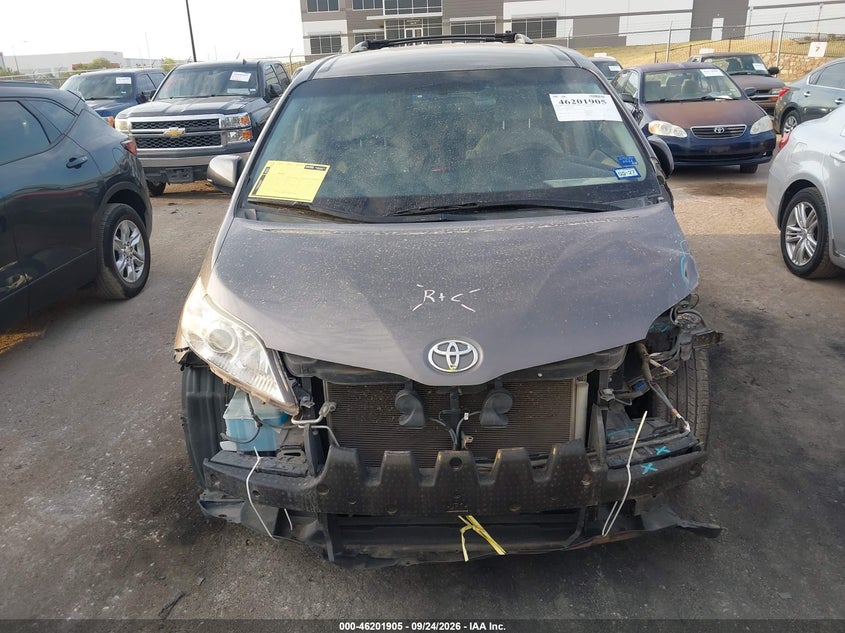 TOYOTA SIENNA - zdjęcie 13