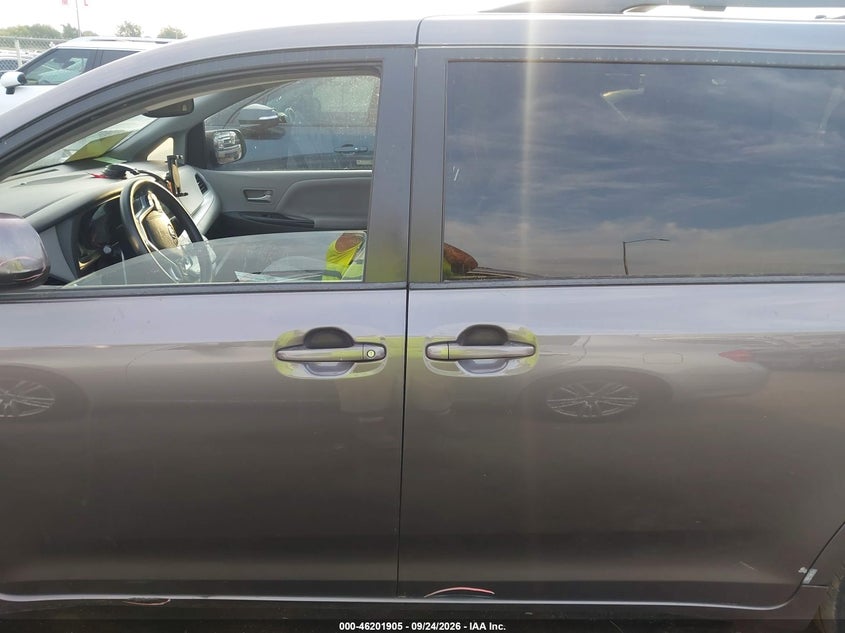 TOYOTA SIENNA - zdjęcie 15