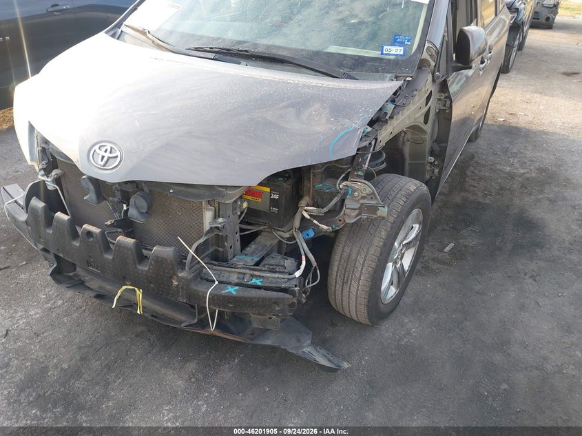TOYOTA SIENNA - zdjęcie 18