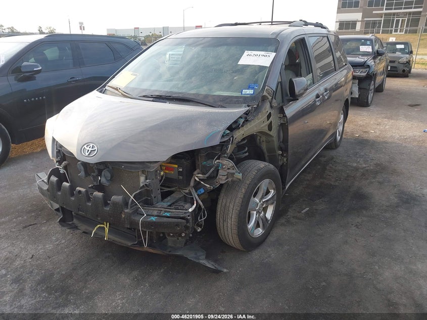 TOYOTA SIENNA - zdjęcie 2