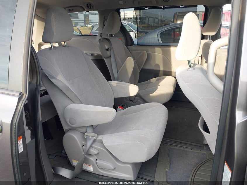 TOYOTA SIENNA - zdjęcie 8