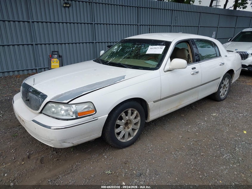 2010 Lincoln Town Car, Обычный износ, IAAI, VIN 2LNBL8CV4AX613193 — фото 2