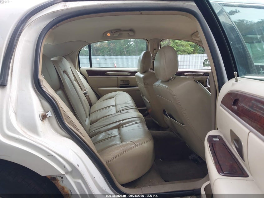 LINCOLN TOWN CAR 2010 VIN 2LNBL8CV4AX613193