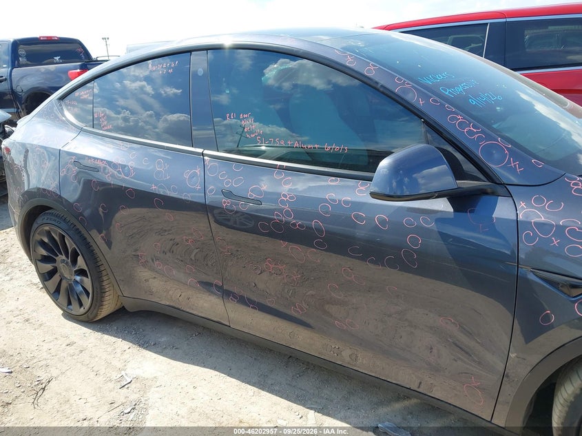 TESLA MODEL Y - zdjęcie 13