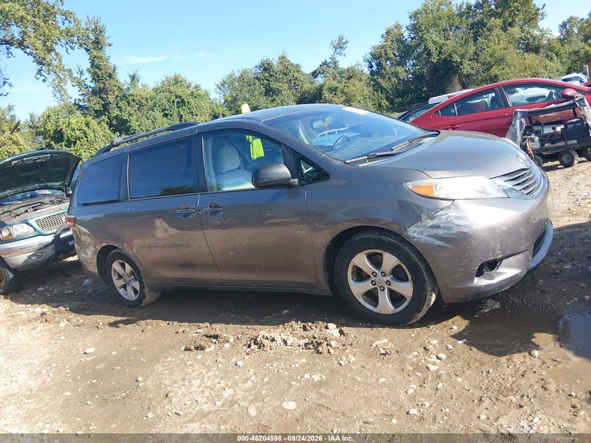 2016 TOYOTA SIENNA LE · Photo 13