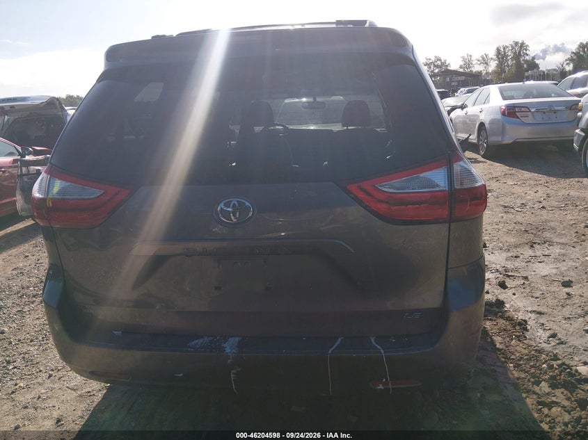 2016 TOYOTA SIENNA LE · Photo 18