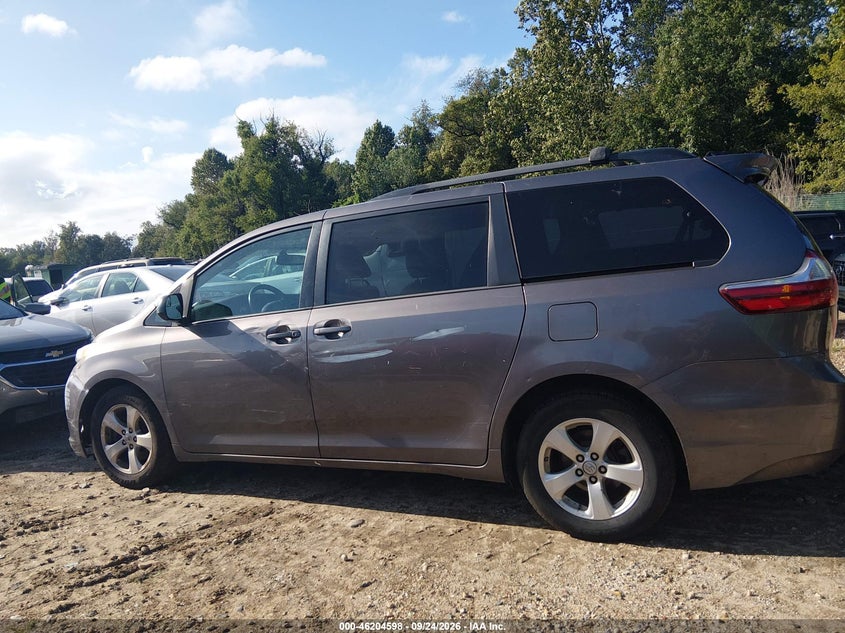 2016 TOYOTA SIENNA LE · Photo 19