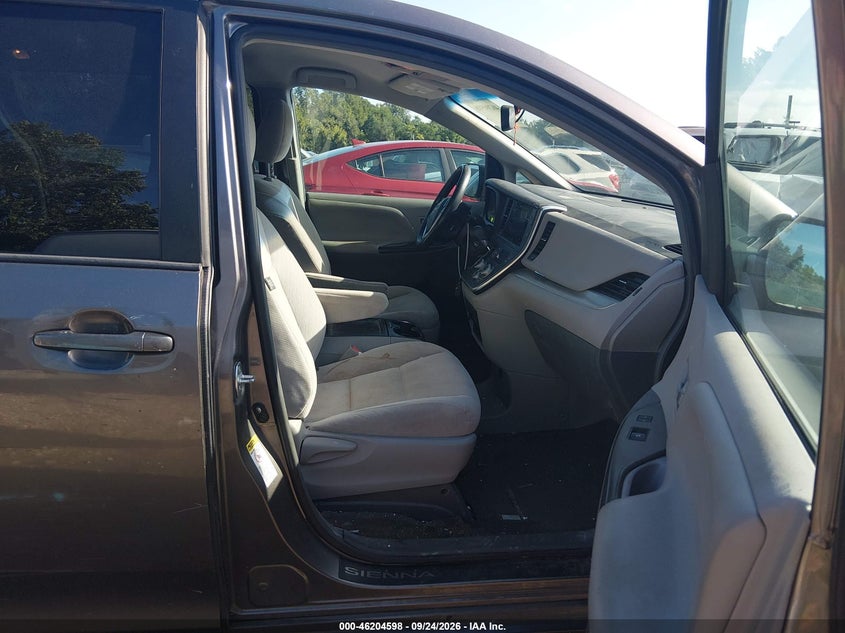 2016 TOYOTA SIENNA LE · Photo 5