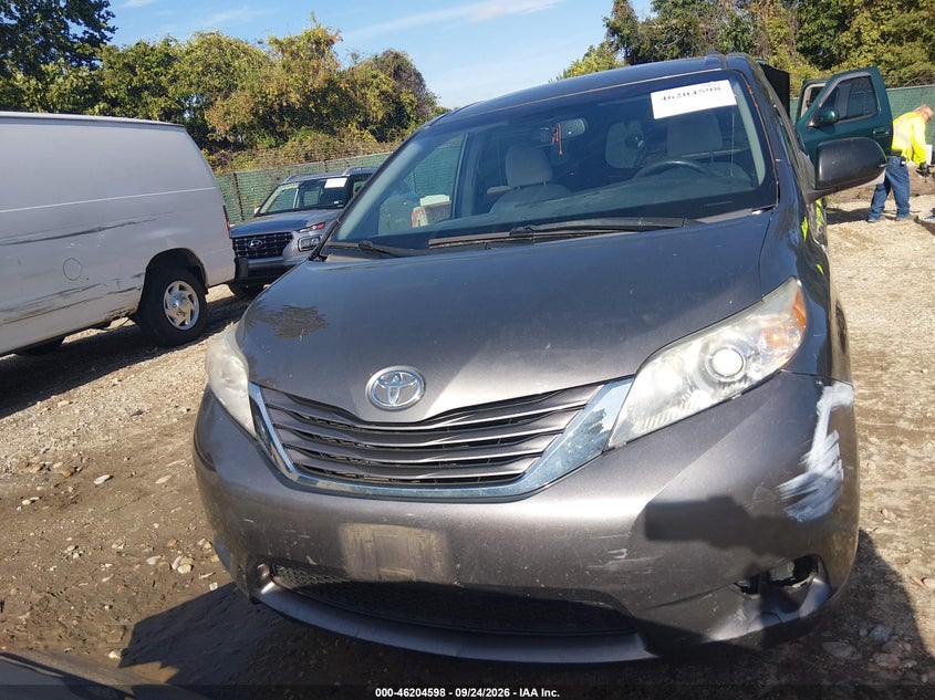 2016 TOYOTA SIENNA LE · Photo 6