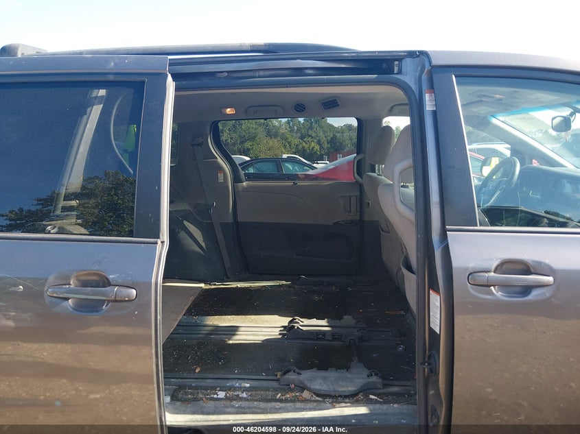 2016 TOYOTA SIENNA LE · Photo 8