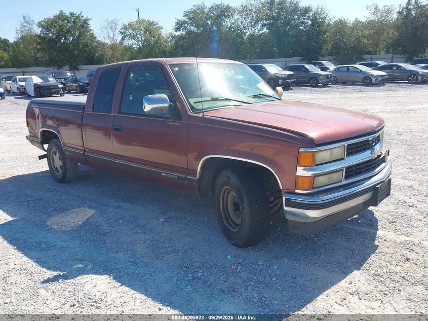 1998 Chevrolet C1500 Fleetside, Left Front, IAAI, VIN 2GCEC19R5W1220218