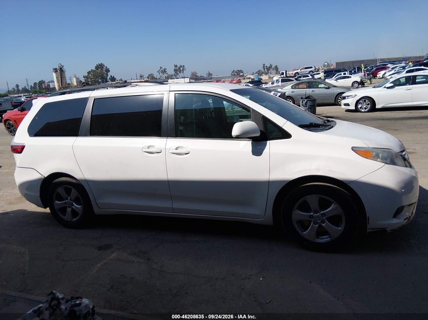 TOYOTA SIENNA - zdjęcie 13